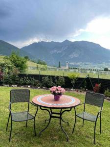 Cảnh núi rừng hoặc tầm nhìn ra núi từ nhà nghỉ dưỡng