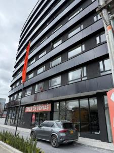 un'auto parcheggiata davanti a un edificio di Suite de Lujo en Vou 106 a Bogotá