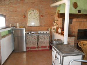 cocina con fogones y fregadero en Dietrocosta en Agazzano