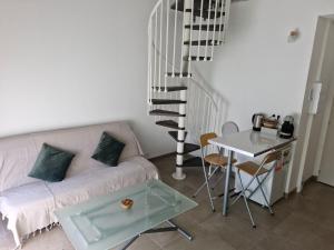salon z kanapą i stołem w obiekcie Chez Nadia w mieście Montpeyroux
