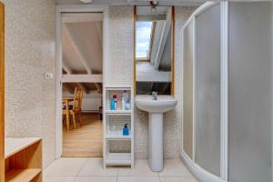 Kúpeľňa v ubytovaní Preciosa buhardilla en Hondarribia, Centro, 2 HB + 37 fotografií