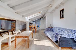 Televízia a/alebo spoločenská miestnosť v ubytovaní Preciosa buhardilla en Hondarribia, Centro, 2 HB