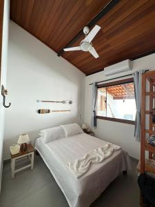 a bedroom with a bed and a ceiling fan at Casa Jubarte in Alcobaça