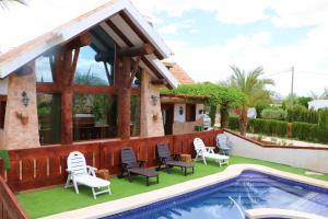 eine Villa mit Swimmingpool und einem Haus in der Unterkunft Villa Cuenca in Yecla