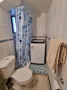 un bagno con un water e una tenda da doccia di Departamento Centro La Serena a La Serena