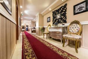 a hallway with a red carpet and a grand piano at Noclegi Komfort in Lublin