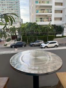 a table with cars parked on a city street at Habitación cerca de la playa 201 in Cartagena de Indias