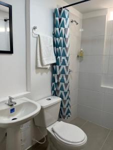 a bathroom with a toilet and a sink and a shower at Habitación cerca de la playa 201 in Cartagena de Indias
