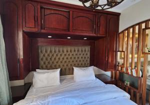 Katil atau katil-katil dalam bilik di Aton Apartment, Luxor Resort, Minutes from City Center +40 gambar