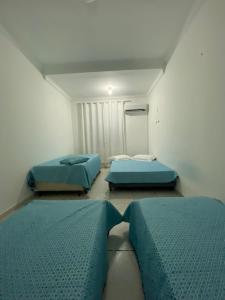 a room with two beds in a room at Apartamento inteiro 02 quartos, no térreo - hospeda confortavelmente até 6 pessoas - Ipatinga -MG in Ipatinga
