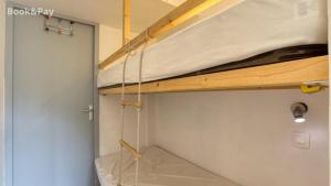Habitación con litera y puerta en Studio soyouz, en Villarembert