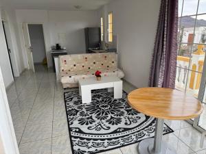 ein Wohnzimmer mit Sofa und Tisch in der Unterkunft Villa Kary in Arona