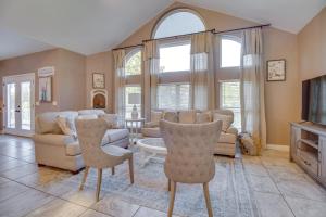 Photo de la galerie de l'établissement Spacious Home Near Norfork Lake with Wraparound Deck, à Mountain Home