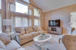 Photo de la galerie de l'établissement Spacious Home Near Norfork Lake with Wraparound Deck, à Mountain Home