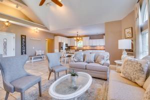 Photo de la galerie de l'établissement Spacious Home Near Norfork Lake with Wraparound Deck, à Mountain Home