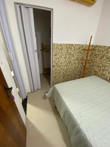 サン・ミゲル・ドス・ミラーグレスにあるRecanto Dourado Qt Individualの部屋の中にベッドがある小さな寝室