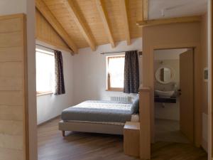 a bedroom with a bed and a sink at Appartamenti LITEGOSA casa vacanza 3 in Panchia