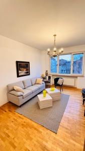 een woonkamer met een bank en een tafel bij Cozy Suite Vitosha street Center in Sofia