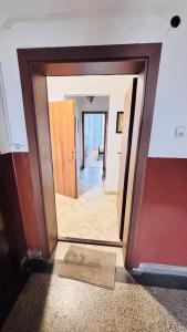 een deur naar een kamer met een spiegel en een hal bij Cozy Suite Vitosha street Center in Sofia