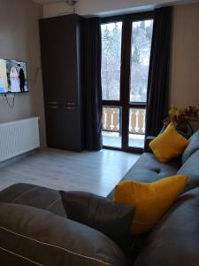 Televiisor ja/või meelelahutuskeskus majutusasutuses Didveli Residence D44