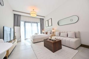 Televisor o centre d'entreteniment de Luxurious Studio with Bay View in Sol Bay