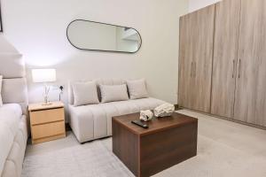Zona d'estar a Luxurious Studio with Bay View in Sol Bay