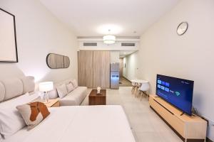 Televisor o centre d'entreteniment de Luxurious Studio with Bay View in Sol Bay