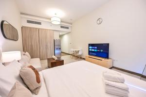Televisor o centre d'entreteniment de Luxurious Studio with Bay View in Sol Bay