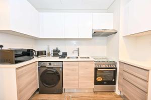 Cuina o zona de cuina de Luxurious Studio with Bay View in Sol Bay