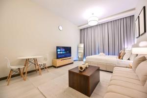 Televisor o centre d'entreteniment de Luxurious Studio with Bay View in Sol Bay
