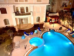 una vista dall'alto di una piscina in un edificio di Giza Palace Pyramids View a Il Cairo