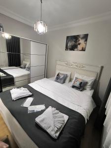 una camera da letto con un letto grande con asciugamani sopra di Sultanahmet Apartment a Istanbul