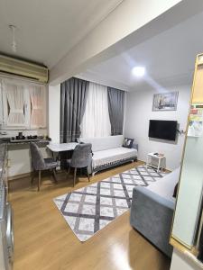 un soggiorno con un divano e un tavolo di Sultanahmet Apartment a Istanbul