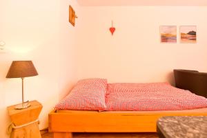 a bedroom with a bed and a lamp on a table at MOM - Alpine Boutique Apartments, Chalet Fagus, Terrace Studio in Grindelwald