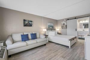 a living room with a couch and a bed at Studio, kitchenette, pool & Tiki Bar in Sarasota