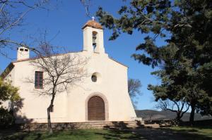 uma velha igreja com uma cruz em cima em Ta Maria em Céret