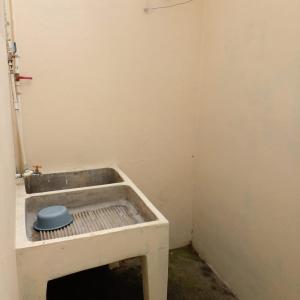 Una habitación con un lavabo con un cuenco dentro. en Apartamentos Nokal, en Masaya