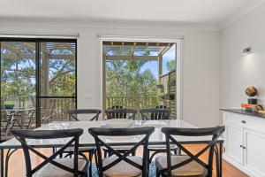 ein Esszimmer mit Tisch und Stühlen in der Unterkunft Villa Above Par, Cypress Lakes Resort, Premier 2 Storey Villa, 2 Bedrooms, both with Private Ensuites, Light Breakfast included in Pokolbin + 40 Fotos