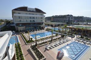 una vista aérea de un complejo con 2 piscinas y sillas en Sentido Trendy Verbena Beach Hotel, en Side