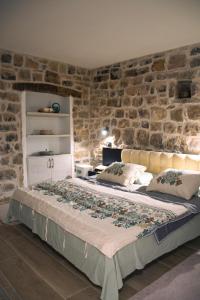 Postel nebo postele na pokoji v ubytování Etno House Mali Grm + 26 fotografií