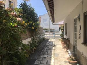 an alley with flowers on the side of a building at Casa da Rita in Cascais