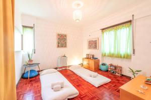 a room with two white beds in it at Casa da Rita in Cascais