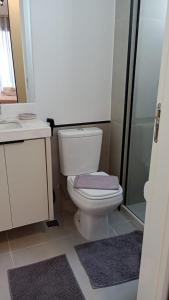 Un baño de Studio 310 7 fotos más