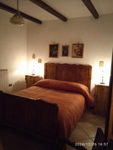 una camera da letto con un letto e due comodini di Il Frantoio di Franco a Rocchetta a Volturno