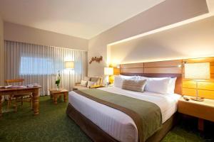 Postel nebo postele na pokoji v ubytování Marriott Tuxtla Gutierrez Hotel