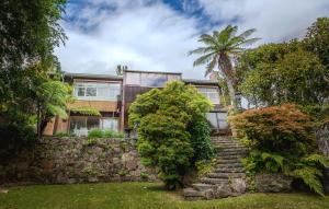 Vrt pred nastanitvijo Highfield on High - 50m to the Redwoods Forest with Spa Pool