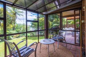 Vrt pred nastanitvijo Highfield on High - 50m to the Redwoods Forest with Spa Pool