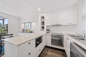 Η κουζίνα ή μικρή κουζίνα στο Villa Above Par, Cypress Lakes Resort, Premier 2 Storey Villa, 2 Bedrooms, both with Private Ensuites, Light Breakfast included