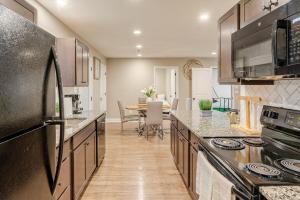 Dapur atau dapur kecil di The Perfect Knox 3BR Family Getaway