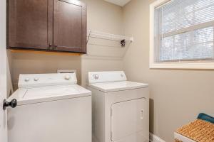 Dapur atau dapur kecil di The Perfect Knox 3BR Family Getaway +18 gambar